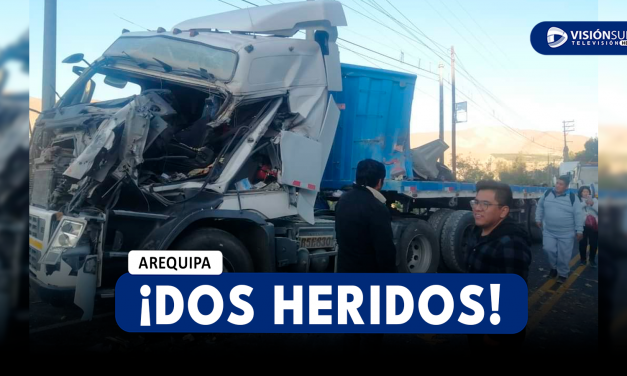 AREQUIPA: DOS CAMIONES IMPACTARON EN LA VARIANTE DE UCHUMAYO Y DEJARON DOS PERSONAS HERIDAS