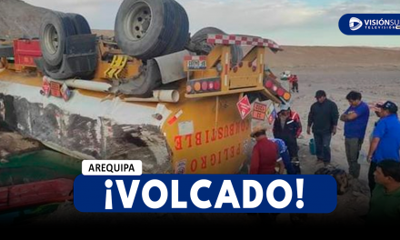 AREQUIPA: CAMIÓN CISTERNA BOLIVIANO SE VUELCA EN LA VÍA MOQUEGUA – AREQUIPA Y DEJA UNA PERSONA HERIDA