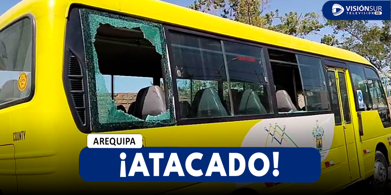 AREQUIPA: BUS DE LA EMPRESA TRANSCAYMA ES ATACADA CON PIEDRAS POR UN MENOR DE EDAD A LA ALTURA DE SENASA