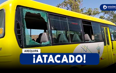 AREQUIPA: BUS DE LA EMPRESA TRANSCAYMA ES ATACADA CON PIEDRAS POR UN MENOR DE EDAD A LA ALTURA DE SENASA