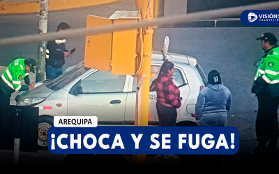 AREQUIPA: CARRO CHOCA CONTRA UN POSTE EN LA AV. DOLORES Y POLICÍAS ENCUENTRAN BOTELLAS DE CERVEZA AL INTERIOR