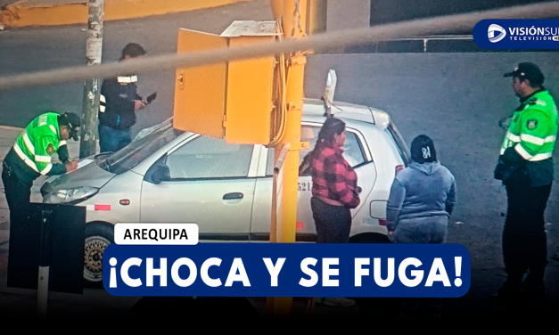 AREQUIPA: CARRO CHOCA CONTRA UN POSTE EN LA AV. DOLORES Y POLICÍAS ENCUENTRAN BOTELLAS DE CERVEZA AL INTERIOR