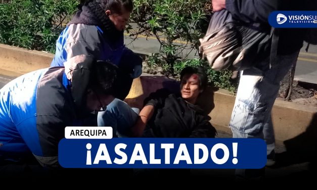 AREQUIPA: JOVEN ESTUDIANTE FUE ASALTADO Y LUEGO DELINCUENTES LO GOLPEARON EN LA AV. PARRA