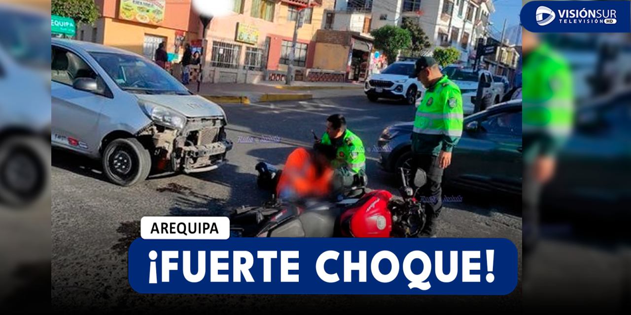 AREQUIPA: MOTOCICLISTA IMPACTA CONTRA AUTO EN LA AV. EL PROGRESO EN CAYMA Y LE DESPRENDE SU PARACHOQUES