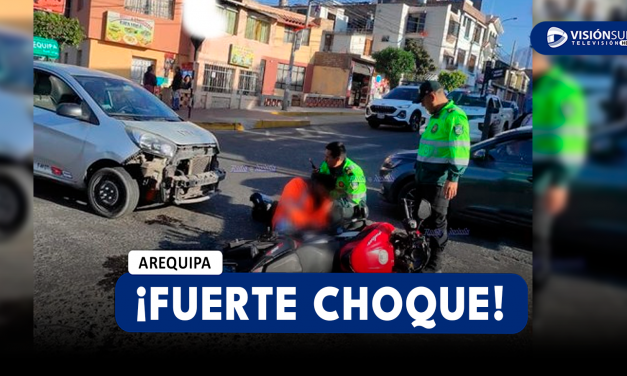 AREQUIPA: MOTOCICLISTA IMPACTA CONTRA AUTO EN LA AV. EL PROGRESO EN CAYMA Y LE DESPRENDE SU PARACHOQUES