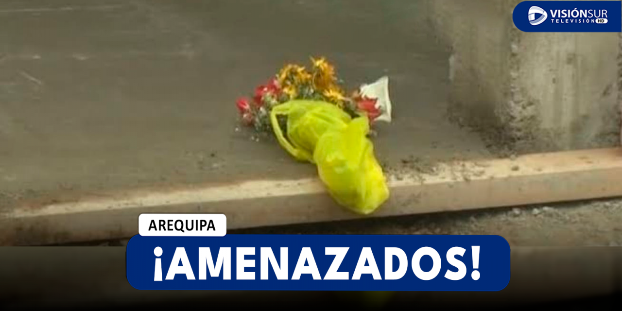 AREQUIPA: PAREJA ENCUENTRA FLORES SECAS EN LA PUERTA DE SU VIVIENDA Y CON UNA NOTA PIDIÉNDOLES DINERO