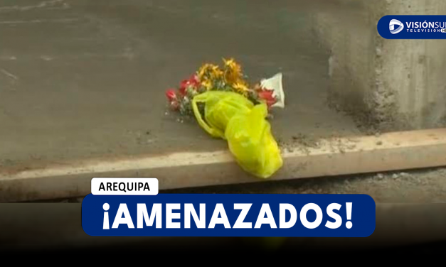 AREQUIPA: PAREJA ENCUENTRA FLORES SECAS EN LA PUERTA DE SU VIVIENDA Y CON UNA NOTA PIDIÉNDOLES DINERO