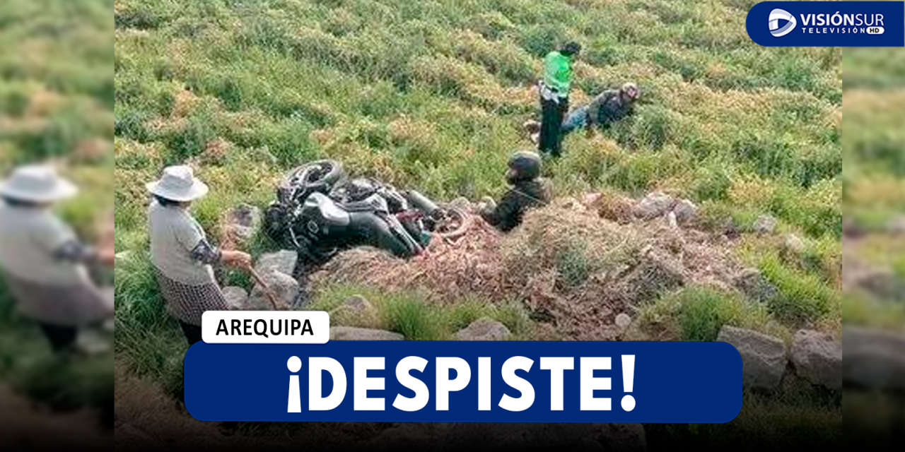 AREQUIPA: DOS VARONES SE DESPISTARON CON SU MOTOCICLETA EN EL DISTRITO DE CAYMA Y CAYERON 5 METROS A UNA ZONA AGRÍCOLA