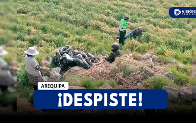 AREQUIPA: DOS VARONES SE DESPISTARON CON SU MOTOCICLETA EN EL DISTRITO DE CAYMA Y CAYERON 5 METROS A UNA ZONA AGRÍCOLA