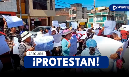 AREQUIPA: PADRES DEL COLEGIO AREQUIPA PROTESTAN PARA QUE INICIEN CONSTRUCCIÓN DEL PLANTEL DE SU INSTITUCIÓN