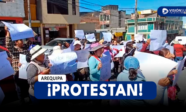 AREQUIPA: PADRES DEL COLEGIO AREQUIPA PROTESTAN PARA QUE INICIEN CONSTRUCCIÓN DEL PLANTEL DE SU INSTITUCIÓN