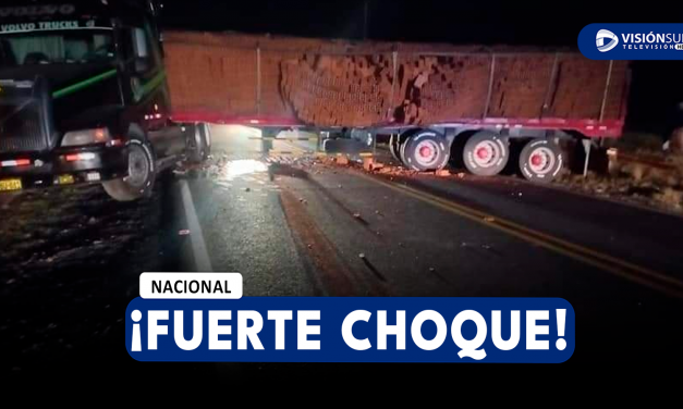 AREQUIPA: CAMIONETA IMPACTA CONTRA UN TRÁILER LLENO DE LADRILLOS Y OBSTACULIZA EL TRÁNSITO EN LA PANAMERICANA SUR