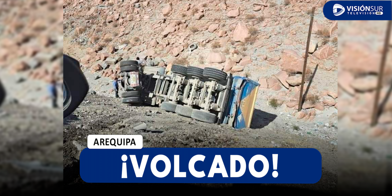 AREQUIPA: CAMIÓN TERMINÓ VOLCADO EN LA VÍA PENETRACIÓN HACIA AREQUIPA LUEGO DE QUE CONDUCTOR PERDIERA EL CONTROL