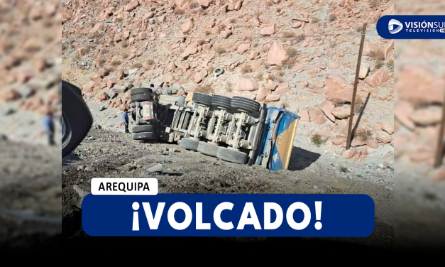 AREQUIPA: CAMIÓN TERMINÓ VOLCADO EN LA VÍA PENETRACIÓN HACIA AREQUIPA LUEGO DE QUE CONDUCTOR PERDIERA EL CONTROL