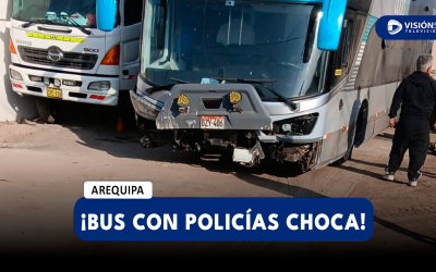 AREQUIPA: BUS QUE TRANSPORTABA 40 EFECTIVOS DE LA PNP IMPACTÓ CONTRA UN CERRO EN CARAVELÍ