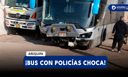 AREQUIPA: BUS QUE TRANSPORTABA 40 EFECTIVOS DE LA PNP IMPACTÓ CONTRA UN CERRO EN CARAVELÍ