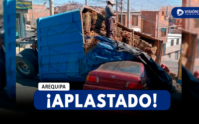 AREQUIPA: CAMIÓN CARGADO DE LEÑA TERMINA VOLTEADO SOBRE UN AUTO EN EL DISTRITO DE HUNTER