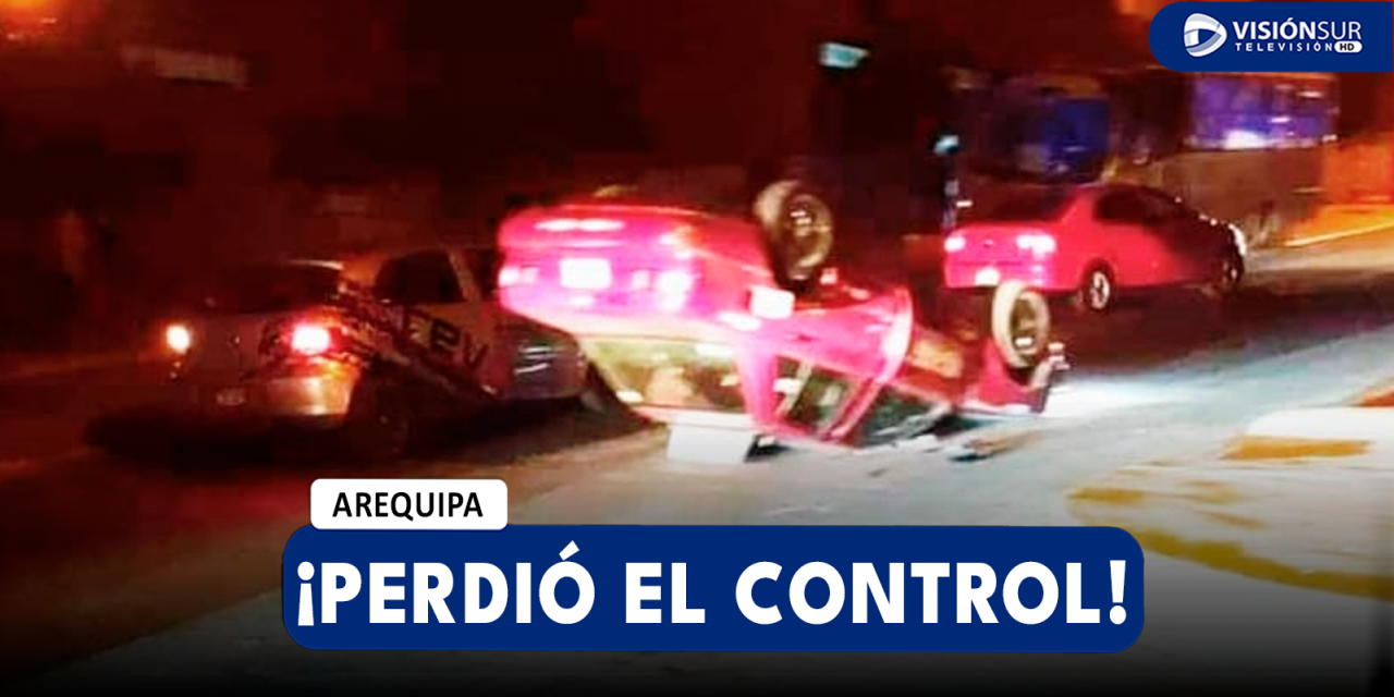 AREQUIPA: AUTO QUEDA RUEDAS ARRIBA DEBIDO A QUE CONDUCTOR EN PRESUNTO ESTADO DE EBRIEDAD PERDIÓ EL CONTROL