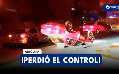 AREQUIPA: AUTO QUEDA RUEDAS ARRIBA DEBIDO A QUE CONDUCTOR EN PRESUNTO ESTADO DE EBRIEDAD PERDIÓ EL CONTROL