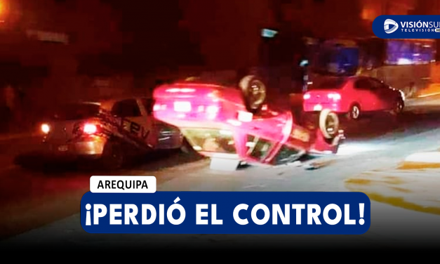 AREQUIPA: AUTO QUEDA RUEDAS ARRIBA DEBIDO A QUE CONDUCTOR EN PRESUNTO ESTADO DE EBRIEDAD PERDIÓ EL CONTROL