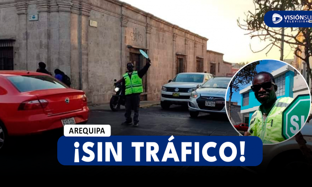 AREQUIPA: COLOMBIANO SE GANA LA VIDA COMO “POLICÍA DE TRÁNSITO” EN LA ESQUINA DE UGARTE Y BOLÍVAR