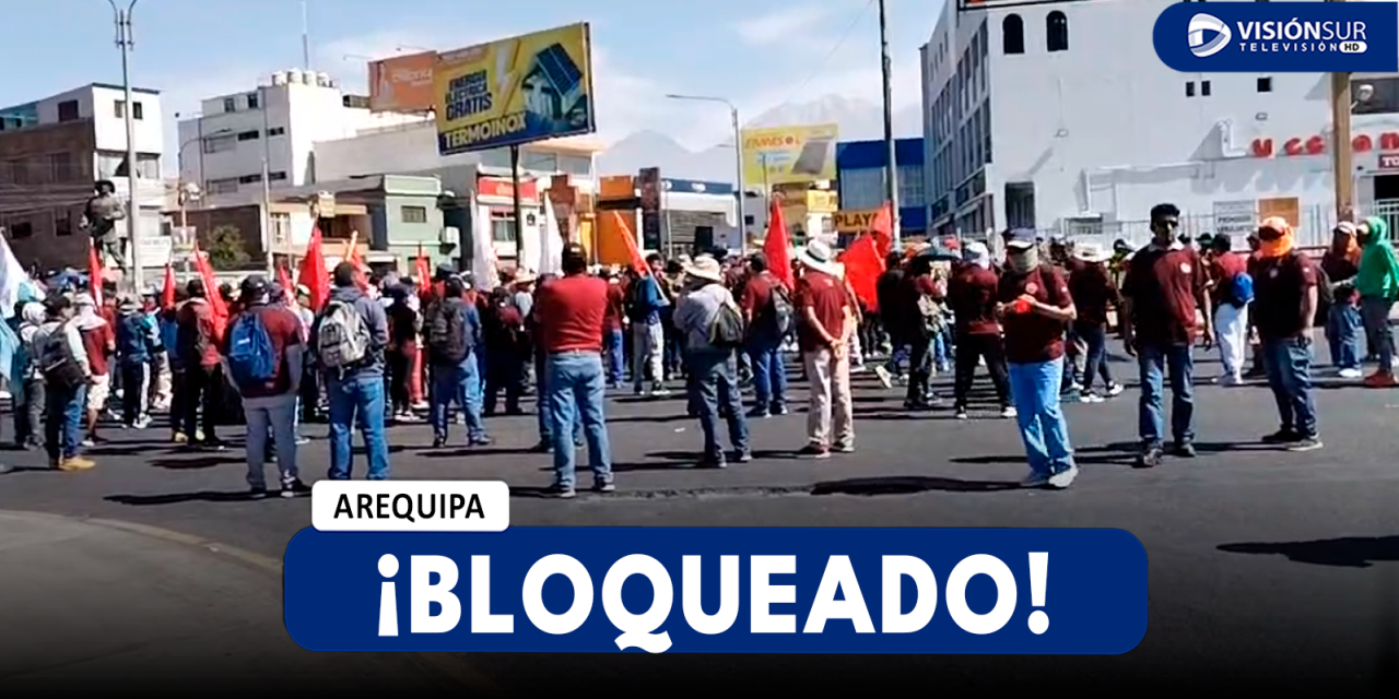 AREQUIPA: PROTESTANTES BLOQUEAN EL ÓVALO DE LOS BOMBEROS EN LA PLATAFORMA COMERCIAL ANDRÉS AVELINO CÁCERES