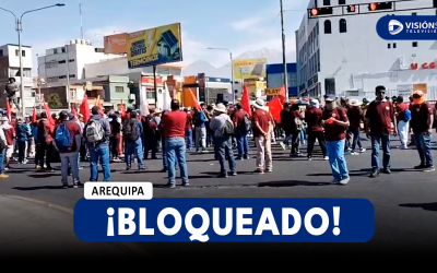 AREQUIPA: PROTESTANTES BLOQUEAN EL ÓVALO DE LOS BOMBEROS EN LA PLATAFORMA COMERCIAL ANDRÉS AVELINO CÁCERES