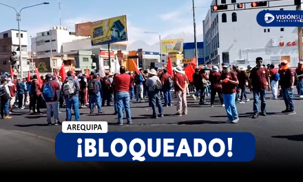 AREQUIPA: PROTESTANTES BLOQUEAN EL ÓVALO DE LOS BOMBEROS EN LA PLATAFORMA COMERCIAL ANDRÉS AVELINO CÁCERES