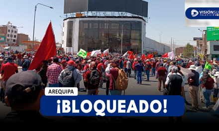 AREQUIPA: SE REGISTRA GRAN NÚMERO DE MANIFESTANTES EN EL ÓVALO DE LOS BOMBEROS EN EL SEGUNDO DÍA DE PROTESTAS