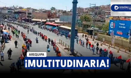 AREQUIPA: GRAN CANTIDAD DE MANIFESTANTES DE CONSTRUCCIÓN CIVIL MARCHARON FRENTE AL TERMINAL TERRESTRE