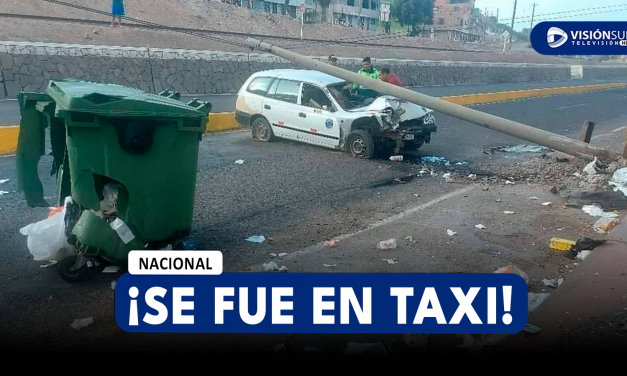 AREQUIPA: CONDUCTOR IMPACTA CONTRA UN CONTENEDOR DE BASURA Y UN POSTE PERO TRAS ACCIDENTE TOMO UN TAXI Y HUYO DEL LUGAR