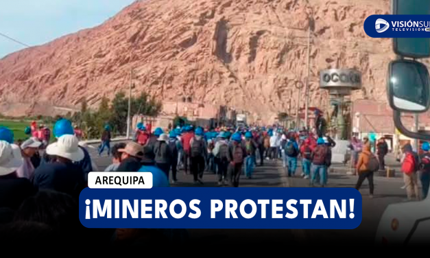 AREQUIPA: CIENTOS DE MINEROS ARTESANALES DE SECOCHA PROTESTAN EN LA PANAMERICANA SUR EN OCOÑA