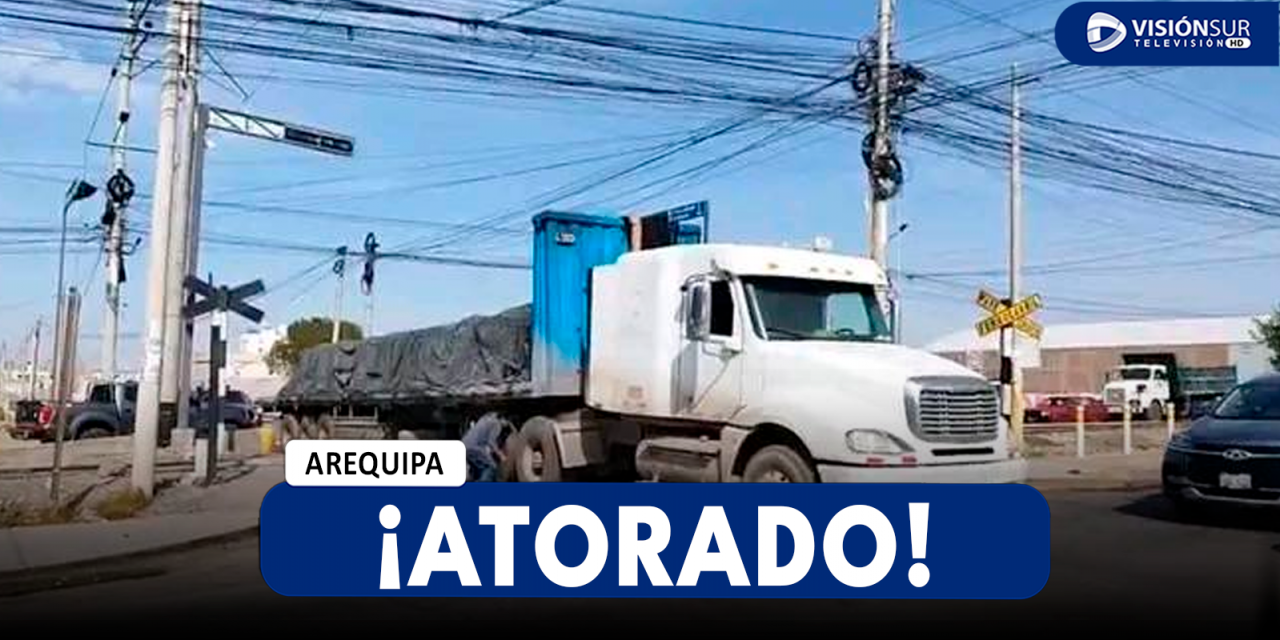 AREQUIPA: OTRA VEZ UN TRÁILER SE QUEDA ATASCADO EN LA VÍA DEL TREN EN LA AV. AVIACIÓN CON AV. PRIMAVERA EN CERRO COLORADO