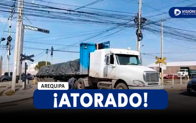 AREQUIPA: OTRA VEZ UN TRÁILER SE QUEDA ATASCADO EN LA VÍA DEL TREN EN LA AV. AVIACIÓN CON AV. PRIMAVERA EN CERRO COLORADO