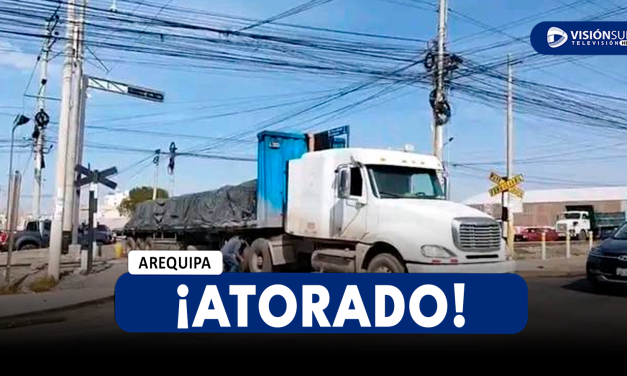 AREQUIPA: OTRA VEZ UN TRÁILER SE QUEDA ATASCADO EN LA VÍA DEL TREN EN LA AV. AVIACIÓN CON AV. PRIMAVERA EN CERRO COLORADO