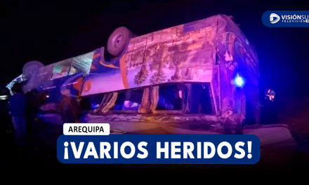 AREQUIPA: BUS QUE SE DIRIGÍA HACIA AREQUIPA TERMINA VOLCADO Y DEJA AL MENOS 8 PERSONAS HERIDAS