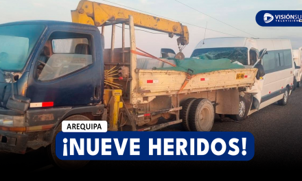 AREQUIPA: CHOQUE ENTRE MINIVAN Y CAMIONCITO EN LA JOYA DEJA AL MENOS NUEVE PERSONAS HERIDAS