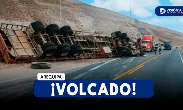 AREQUIPA: CAMIÓN SE DESPISTA Y QUEDA VOLCADO EN LA PANAMERICANA SUR DEJANDO DOS PERSONAS HERIDAS