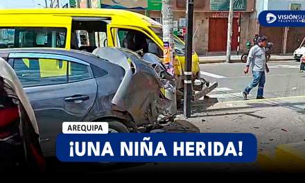 AREQUIPA: FUERTE CHOQUE ENTRE UNA COMBI DEL SIT Y UN AUTO PARTICULAR DEJA 7 PERSONAS HERIDAS ENTRE ELLAS UNA MENOR DE EDAD