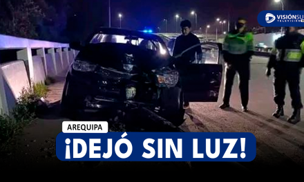 AREQUIPA: CONDUCTORA PIERDE EL CONTROL EN LA AV. LA MARINA Y TERMINA CHOCANDO CON PORTE A LA ALTURA DEL PUENTE CONSUELO