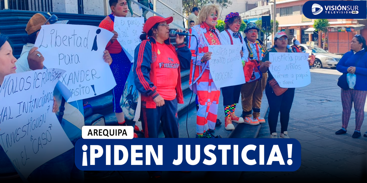 AREQUIPA: REALIZAN PLANTÓN EN LA PLAZA ESPAÑA PIDIENDO JUSTICIA POR PAYASO ACUSADO DEL DELITO DE ESCLAVITUD EN CONTRA DE SUS HIJOS