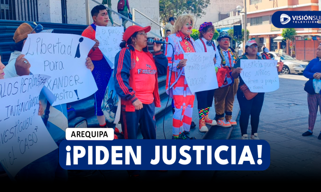 AREQUIPA: REALIZAN PLANTÓN EN LA PLAZA ESPAÑA PIDIENDO JUSTICIA POR PAYASO ACUSADO DEL DELITO DE ESCLAVITUD EN CONTRA DE SUS HIJOS