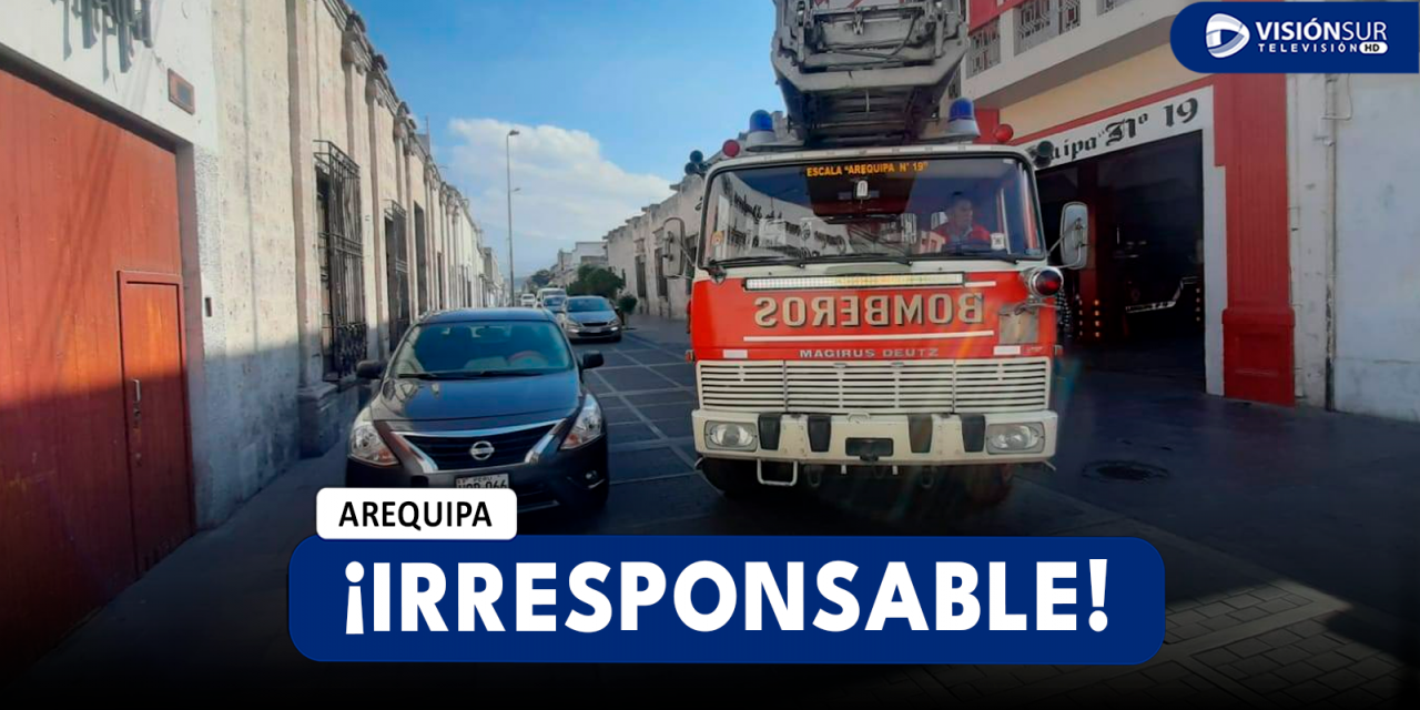 AREQUIPA: CONDUCTOR DEJA SU VEHÍCULO ESTACIONADO EN UNA ZONA PROHIBIDA E IMPIDE SALIDA DE CARRO DE BOMBEROS