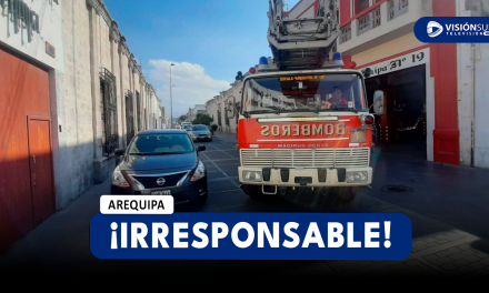 AREQUIPA: CONDUCTOR DEJA SU VEHÍCULO ESTACIONADO EN UNA ZONA PROHIBIDA E IMPIDE SALIDA DE CARRO DE BOMBEROS