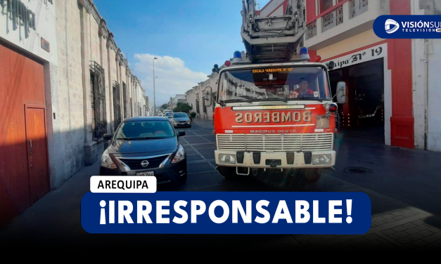 AREQUIPA: CONDUCTOR DEJA SU VEHÍCULO ESTACIONADO EN UNA ZONA PROHIBIDA E IMPIDE SALIDA DE CARRO DE BOMBEROS
