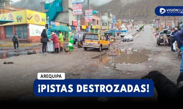 AREQUIPA: TRAS VARIAS HORAS DE LLUVIAS EN CERRO COLORADO EL SECTOR DE APIPA TERMINÓ CON LAS PISTAS DESTROZADAS