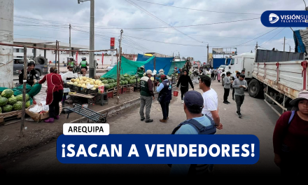 AREQUIPA: RETIRAN A COMERCIANTES DE LA AV. EVITAMIENTO LUEGO DE CHOQUE DE CAMIÓN CONTRA PUESTOS DE VENTA