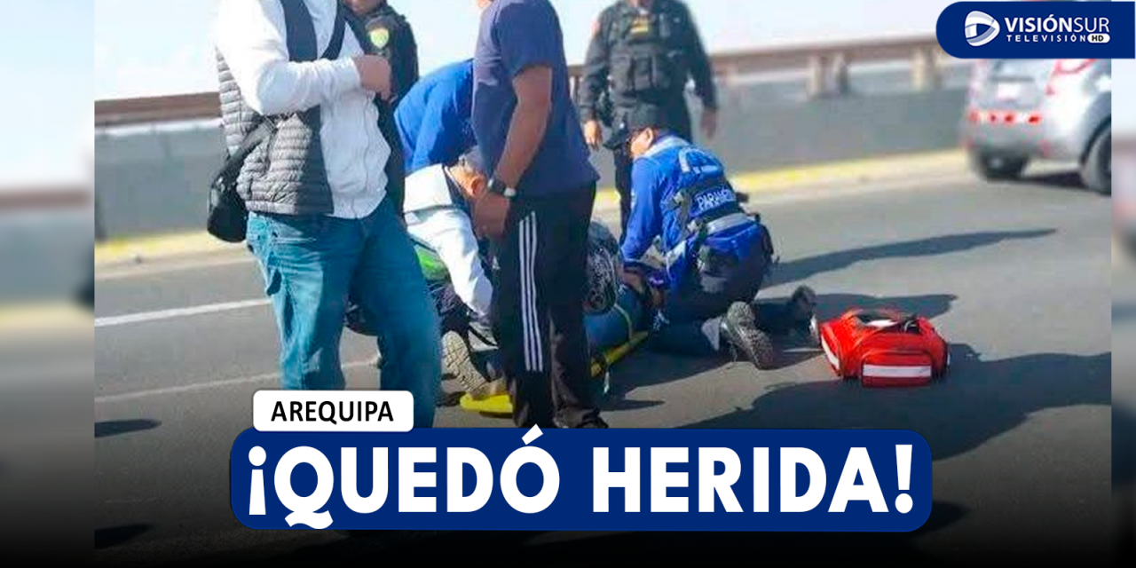 AREQUIPA: MOTOCICLISTA QUEDA GRAVEMENTE HERIDA LUEGO DE CHOCAR CONTRA UN CARRO EN EL PUENTE CHILINA