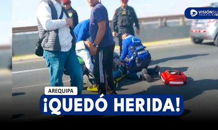 AREQUIPA: MOTOCICLISTA QUEDA GRAVEMENTE HERIDA LUEGO DE CHOCAR CONTRA UN CARRO EN EL PUENTE CHILINA