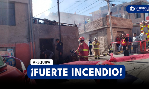 AREQUIPA: FUERTE INCENDIO SE REGISTRA EN UNA VIVIENDA DE UN RECICLADOR QUE PERDIÓ TODO EN SOCABAYA